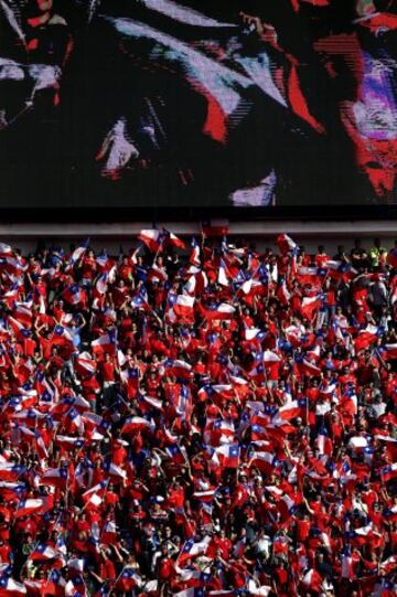 CA102. SANTIAGO DE CHILE (CHILE), 04/07/2015.- Aficionados chilenos en la grada antes del partido ante Argentina, correspondiente a la final de la Copa América de Chile 2015, en el Estadio Nacional Julio Martínez Prádanos de Santiago de Chile. EFE/Mario Ruiz