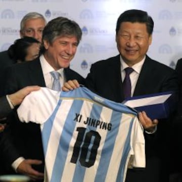 Jinping, recibiendo la camiseta de Argentina de manos del vicepresidente del país sudamericano, Amado Boudou, el pasado año.