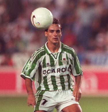 Actual coordinador de la secretaría técnica bética, 'Matemático' Alexis gobernó el centro del campo de uno de los Betis más fiables de todos los tiempos, el primero de Serra Ferrer como entrenador en la segunda mitad de los 90. Un manijero con mucha clase y visión que subió con el Betis en el 93 tras llegar de Las Palmas y se marchó, de nuevo a su isla, en 2000.