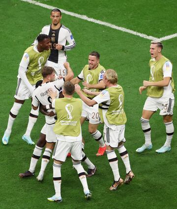 1-1. Los jugadores de la selección alemana se abrazan con  Niclas Füllkrug y celebran el importantísimo gol que los hace mantener intactas sus aspiraciones para la clasificación a octavos.