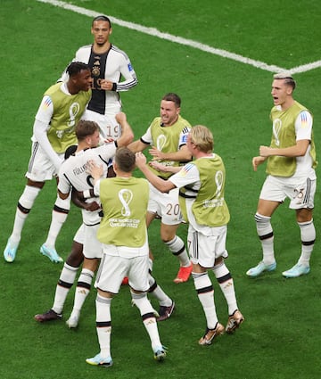 1-1. Los jugadores de la selección alemana se abrazan con  Niclas Füllkrug y celebran el importantísimo gol que los hace mantener intactas sus aspiraciones para la clasificación a octavos.