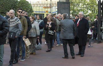 Alberto Uribe-Echevarría observa la cola de gente que espera para votar. 