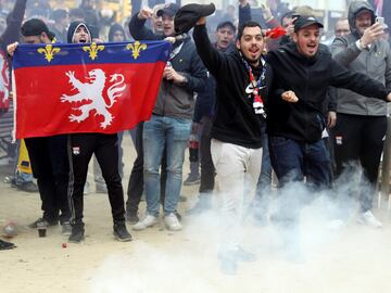 Varios centenares de seguidores radicales del Olympique Lyon se han concentrado en la plaza Artós de Barcelona desde donde se dirigirán al Camp Nou para presenciar el partido de vuelta de octavos de final de la Liga de Campeones donde los franceses se enfrentarán al FC Barcelona. 