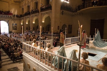Es un drama musical que representa la muerte, asunción y coronación de la Virgen. Se ha representados ininterrumpidamente desde mediados del siglo XV en la Basílica de Santa María y en las calles de la antigua ciudad de Elche.
