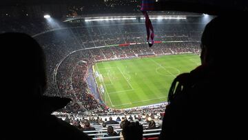 Vista panorámica del Camp Nou con lleno.