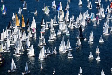 Vista de los veleros participantes en la 57.ª edición de la tradicional regata Barcolana, en el Golfo de Trieste, noreste de Italia. 

