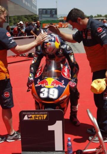 Luis Salom felicitado por miembros de su equipo.