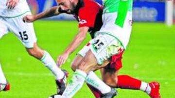 <b>ESCALADA. </b>Óscar Rubio trata de recuperar un balón ante la presión de un jugador del Real Unión, ayer en el Martínez Valero.