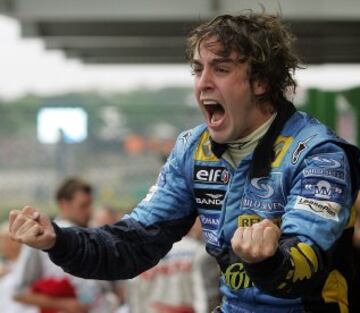 En 2005, dos a?os despu¨¦s de ganar su primera carrera, Fernando Alonso fue el primer espa?ol en ganar el Mundial de F¨®rmula 1, imponi¨¦ndose en la clasificaci¨®n nada menos que al mejor piloto de la historia, Michael Schumacher. Para el recuerdo colectivo quedar¨ªa siempre su celebraci¨®n sobre el Renault R25.