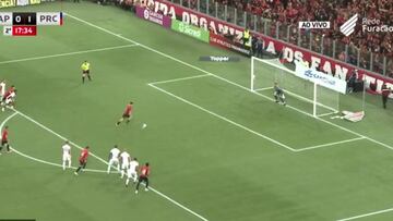 En el campeonato Paranaense, el arquero de Paraná atajó un penalti, pero su festejo anticipado permitió que Luca Di Yoro aprovechara el descuido y anotara un gol inesperado.