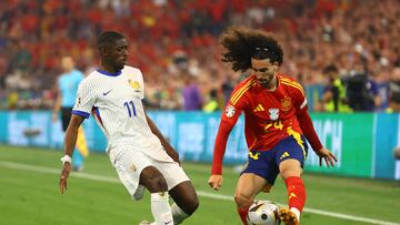 ?Por qu¨¦ pitan a Cucurella cuando toca el bal¨®n en el Espa?a - Francia de la Eurocopa?