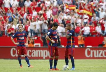 Los jugadores del Barcelona tras encajar un gol. 