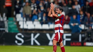 Ignasi Miquel, abandonando el césped durante el Castellón - Granada.