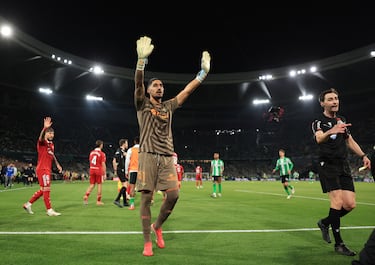 Álvaro Valles, portero del Real Betis, pide calma a la afición bética tras el lanzamiento de botellas de plástico al campo tras el segundo gol del Sevilla FC.