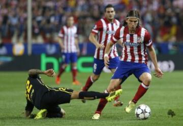  El defensa brasileño del Atlético de Madrid Filipe Luis Kasmirski controla el balón ante el defensa del FC Barcelona Daniel Alves durante el partido de vuelta de cuartos de final de la Liga de Campeones que se disputa esta noche en el estadio Vicente Calderón. 
