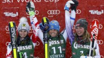 Sara Hector, en el centro.