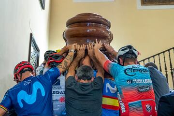 Un grupo de ciclistas carga el féretro con los restos de Federico Martín Bahamontes a la llegada a la capilla ardiente. 