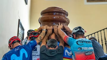 Un grupo de ciclistas carga el féretro con los restos de Federico Martín Bahamontes a la llegada a la capilla ardiente. 