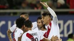 Claudio Pizarro celebra el gol del triunfo de Per&uacute;.