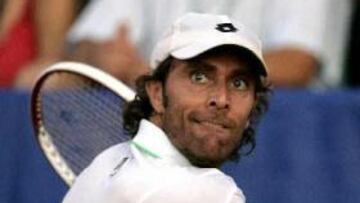 <b>BUEN INICIO.</B> Mantilla se mostró netamente superior a su rival y ya espera un contrincante de altura: Coria o Kuerten.