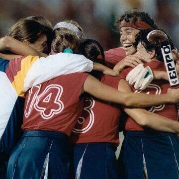 1992. Mercedes, cinta roja al pelo, en el oro del hockey en Barcelona.