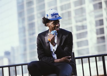 19,7 puntos y 10,3 rebotes en la Universidad de Memphis… pero en solo tres partidos. Primero por problemas en un hombro, después debido a una suspensión por aceptar dinero para mudarse con su familia a Memphis y, finalmente, la crisis del coronavirus. El caso es que hay muy poco que analizar de James Wiseman en College. Eso sí, tiene a su favor que es un pívot muy grande, con una tremenda envergadura y capacidad de convertirse en un jugador determinante en defensa. Está empezando a desarrollar un tiro útil en ataque, donde ya es un buen finalizador de jugadas por encima del aro y un buen socio para las acciones de pick and roll. 