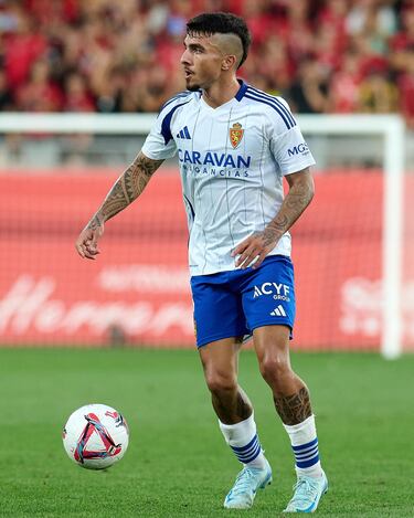 Un seguro atrás, pero aporta buen lanzamiento a balón parado. Casi hace un gol de falta directa.