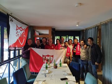 Seguidores sevillistas de la peña "Sí o Sí" de Ciudad de México antes del partido ante la Juventus de la Europa League