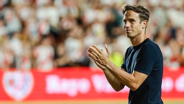 MADRID, 28/08/2025.- El entrenador del Rayo, Iñigo Pérez, celebra la victoria en el partido de la fase eliminatoria de la Liga Conferencia que Rayo Vallecano y el Neman Grodno disputan este jueves en el estadio de Vallecas, en Madrid. EFE/Mariscal