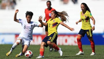 Jugadora de la Selecci&oacute;n Colombia Femenina Sub 17 disputando el bal&oacute;n con una rival de Corea del Sur en el Mundial de Uruguay 2018.