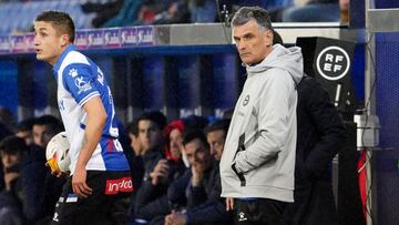 Alaves' Spanish coach Jose Luis Mendilibar looks on during the Spanish league football match between Deportivo Alaves and Sevilla FC at the Mendizorroza stadium in Vitoria on March 4, 2022. (Photo by AFP)