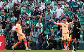 Saque de esquina que lanzó Griezmann, muy cerrado, y que parece no tocar en ningún compañero, salvo en Pezzella, del Real Betis, sobre la misma línea. Al final, el balón terminó entrando para suponer el 0-1 en el Benito Villamarín.