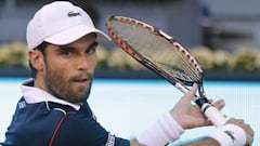 Pablo And&uacute;jar devuelve una bola durante su partido ante Jack Sock en el Mutua Madrid Open de 2015.
 