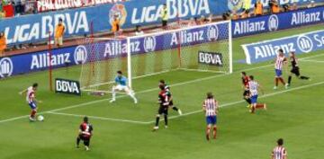 Liga Bbva. Atlético de Madrid - Rayo Vallecano. 5-0. Raúl García remata el quinto gol.