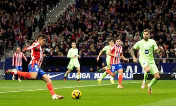 1-0. Saca en largo con el pie Jan Oblak, cabecea Samuel Lino y deja todo el espacio a Antoine Griezmann, avanza, asiste a Giuliano Simeone dentro del rea y pone el pase de la muerte a Julin ?lvarez para que marque a placer el primer tanto.