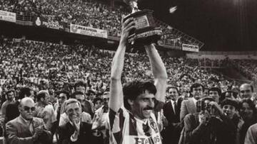 Moré levantó el trofeo de la Copa de la Liga el 30 de junio de 1984.