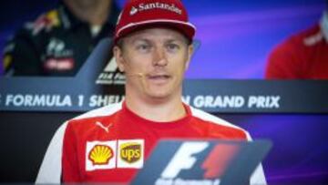Kimi Raikkonen sonríe en la rueda de prensa oficial de la FIA.