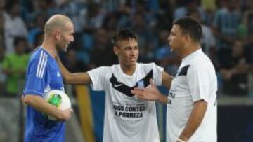 Neymar, con dos ex madridistas: Ronaldo y Zidane.