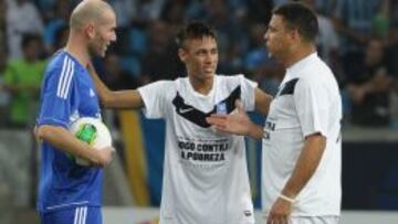 Neymar, con dos ex madridistas: Ronaldo y Zidane.