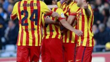 El delantero del Barcelona Pedro Rodríguez celebra con sus compañeros el segundo gol de su equipo ante el Getafe.