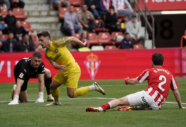 
Un doblete estéril del jugador andorrano. Pero a nivel personal hizo dos tantos, especialmente espectacular el segundo. Su equipo acaba de encajar e segundo gol y se sacó un potente disparo imposible para Yáñez.
