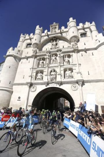 El pelotón de ciclistas sale de Burgos al inicio de la 18ª etapa de la Vuelta Ciclista a España.