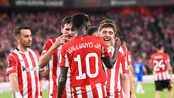 Nico Williams celebra un gol con sus compañeros.