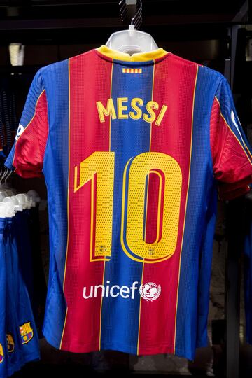 El club catalán ha sacado a la venta la que será la nueva equipación para la temporada que viene (2020/21). Está inspirada en la década de los años 20 del club.