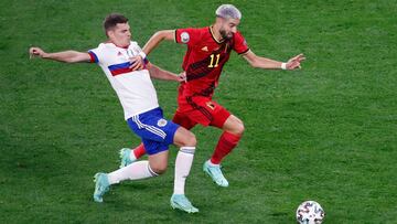 Carrasco desborda a Zobnin en el Bélgica-Rusia de la Eurocopa, jugado el sábado.