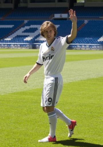 El 27 de agosto de 2012 el Real Madrid anuncia oficialmente el fichaje de Luka Modric por cinco temporadas. El centrocampista croata declararía:  "es uno de los días más felices de mi carrera".