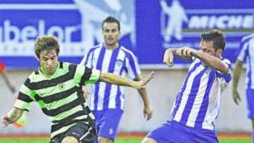 <b>RÁPIDO. </b>Kiko pugna por un balón con un jugador del Lorca Atlético, ayer.