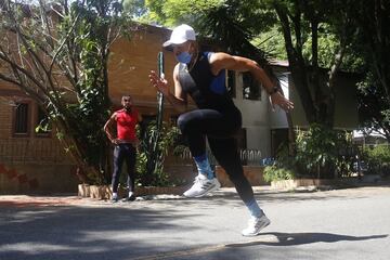 El atleta colombiano no ha podido volver a las pistas y ha tenido que entrenar en las calles de Medellín para no perder su estado físico. "La calle es mi pista", le aseguró a AS Colombia.