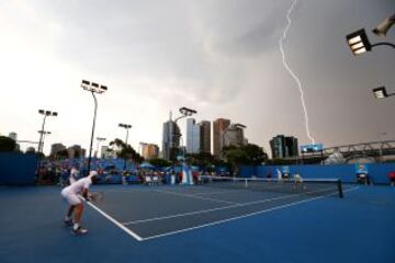 Un rayo cae durante el partido de dobles entre Rameez Junaid de Australia y Adrian Mannarino de Francia, y Rohan Bopanna de la India y Aisam-Ul-Haq Qureshi de Pakistán durante el cuarto día del Abierto de Australia