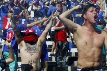 Hinchas de Universidad de Chile alientan a su equipo antes del partido de primera division contra Colo Colo disputado en el estadio Monumental de Santiago, Chile.